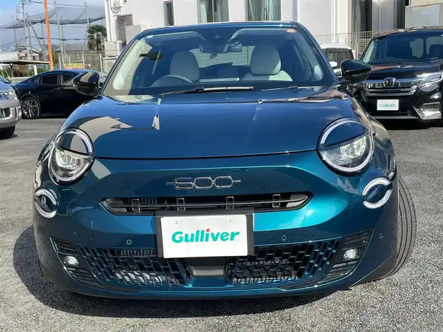 フィアット フィアット ６００ ラ プリマ 神奈川県 2025(令7)年 0.4万km 青 ワンオーナー/ベージュ革シート/純正メモリーナビ/バックモニター/ETC2.0/純正USB/BT/ミラーリング/ワイヤレス充電/前席シートヒーター/運転席パワーシート/純正18インチAW/LEDライト/LEDフォグ/レーダークルーズコントロール/衝突軽減ブレーキ/LKA/BSM/標識検知/コーナーセンサー/パワーバックドア/パドルシフト/プッシュスタート/スマートキー×2/R7年ディーラー整備記録/保証書・取説あり