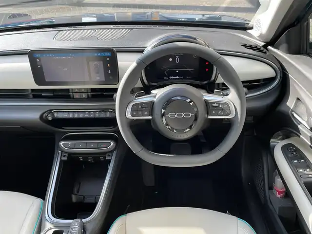 フィアット フィアット ６００ ラ プリマ 神奈川県 2025(令7)年 0.4万km 青 ワンオーナー/ベージュ革シート/純正メモリーナビ/バックモニター/ETC2.0/純正USB/BT/ミラーリング/ワイヤレス充電/前席シートヒーター/運転席パワーシート/純正18インチAW/LEDライト/LEDフォグ/レーダークルーズコントロール/衝突軽減ブレーキ/LKA/BSM/標識検知/コーナーセンサー/パワーバックドア/パドルシフト/プッシュスタート/スマートキー×2/R7年ディーラー整備記録/保証書・取説あり