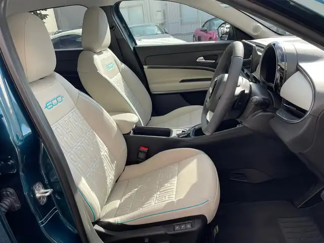 フィアット フィアット ６００ ラ プリマ 神奈川県 2025(令7)年 0.4万km 青 ワンオーナー/ベージュ革シート/純正メモリーナビ/バックモニター/ETC2.0/純正USB/BT/ミラーリング/ワイヤレス充電/前席シートヒーター/運転席パワーシート/純正18インチAW/LEDライト/LEDフォグ/レーダークルーズコントロール/衝突軽減ブレーキ/LKA/BSM/標識検知/コーナーセンサー/パワーバックドア/パドルシフト/プッシュスタート/スマートキー×2/R7年ディーラー整備記録/保証書・取説あり