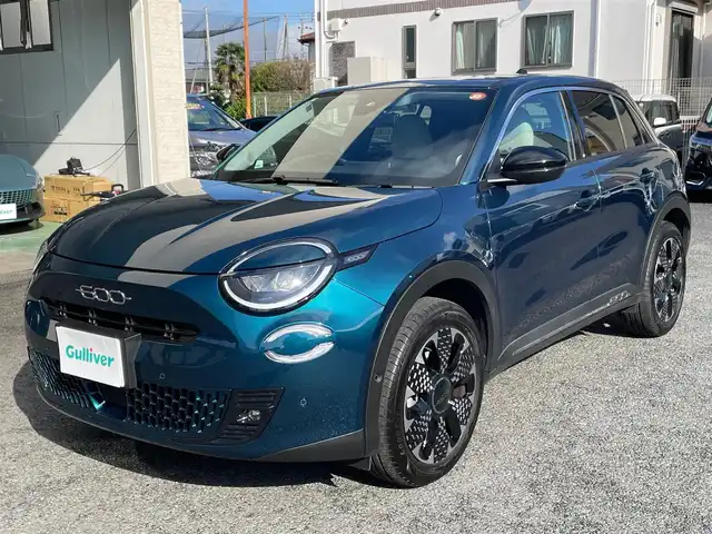 フィアット フィアット ６００ ラ プリマ 神奈川県 2025(令7)年 0.4万km 青 ワンオーナー/ベージュ革シート/純正メモリーナビ/バックモニター/ETC2.0/純正USB/BT/ミラーリング/ワイヤレス充電/前席シートヒーター/運転席パワーシート/純正18インチAW/LEDライト/LEDフォグ/レーダークルーズコントロール/衝突軽減ブレーキ/LKA/BSM/標識検知/コーナーセンサー/パワーバックドア/パドルシフト/プッシュスタート/スマートキー×2/R7年ディーラー整備記録/保証書・取説あり