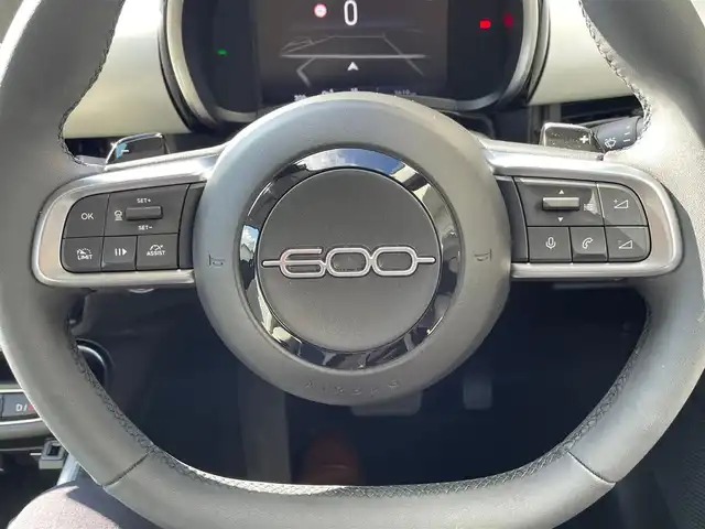 フィアット フィアット ６００ ラ プリマ 神奈川県 2025(令7)年 0.4万km 青 ワンオーナー/ベージュ革シート/純正メモリーナビ/バックモニター/ETC2.0/純正USB/BT/ミラーリング/ワイヤレス充電/前席シートヒーター/運転席パワーシート/純正18インチAW/LEDライト/LEDフォグ/レーダークルーズコントロール/衝突軽減ブレーキ/LKA/BSM/標識検知/コーナーセンサー/パワーバックドア/パドルシフト/プッシュスタート/スマートキー×2/R7年ディーラー整備記録/保証書・取説あり