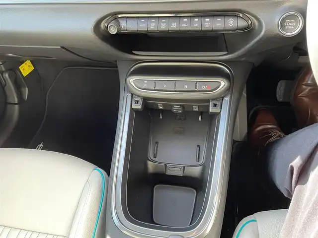 フィアット フィアット ６００ ラ プリマ 神奈川県 2025(令7)年 0.4万km 青 ワンオーナー/ベージュ革シート/純正メモリーナビ/バックモニター/ETC2.0/純正USB/BT/ミラーリング/ワイヤレス充電/前席シートヒーター/運転席パワーシート/純正18インチAW/LEDライト/LEDフォグ/レーダークルーズコントロール/衝突軽減ブレーキ/LKA/BSM/標識検知/コーナーセンサー/パワーバックドア/パドルシフト/プッシュスタート/スマートキー×2/R7年ディーラー整備記録/保証書・取説あり