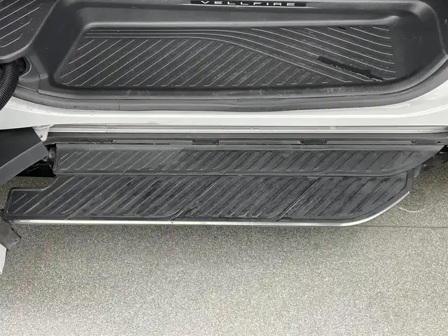 トヨタ ヴェルファイア ハイブリット Z プレミア 愛知県 2023(令5)年 2.8万km プラチナホワイトパールマイカ 純正１４型ナビ　左右独立ムーンルーフ　トヨタチームメイト　アドバンスドパーク　ユニバーサルステップ　全方位カメラ　茶革シート　デジタルインナーミラー　ＨＵＤ　ＢＳＭ　ワイヤレス充電　衝突軽減　レーダークルーズコントロール　AC１００V電源　パドルシフト　ETC２．０　シートヒーター　シートベンチレーション　ハンドルヒーター　パワーバックドア　パワーシート　メモリシート　HDMI、USBポート　自動駐車パーキングアシスト　コーナーセンサー　電動パーキング　LEDオートライト