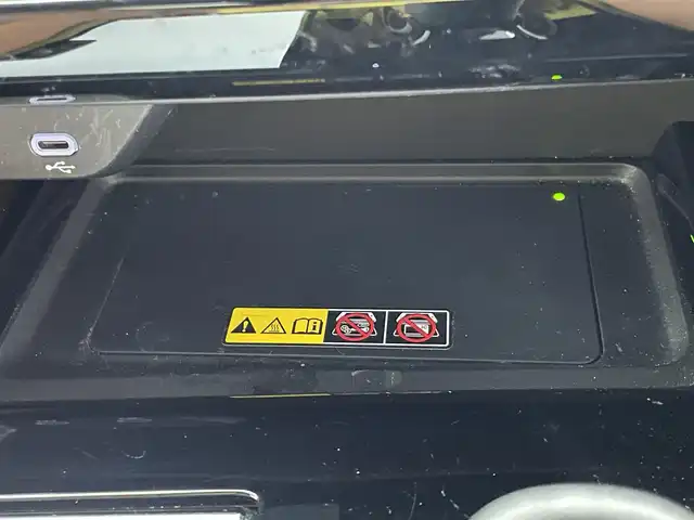 トヨタ ヴェルファイア ハイブリット Z プレミア 愛知県 2023(令5)年 2.8万km プラチナホワイトパールマイカ 純正１４型ナビ　左右独立ムーンルーフ　トヨタチームメイト　アドバンスドパーク　ユニバーサルステップ　全方位カメラ　茶革シート　デジタルインナーミラー　ＨＵＤ　ＢＳＭ　ワイヤレス充電　衝突軽減　レーダークルーズコントロール　AC１００V電源　パドルシフト　ETC２．０　シートヒーター　シートベンチレーション　ハンドルヒーター　パワーバックドア　パワーシート　メモリシート　HDMI、USBポート　自動駐車パーキングアシスト　コーナーセンサー　電動パーキング　LEDオートライト