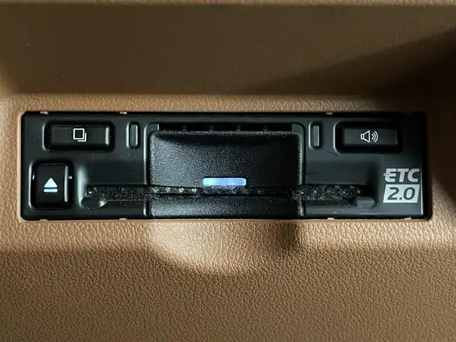 トヨタ ヴェルファイア ハイブリット Z プレミア 愛知県 2023(令5)年 2.8万km プラチナホワイトパールマイカ 純正１４型ナビ　左右独立ムーンルーフ　トヨタチームメイト　アドバンスドパーク　ユニバーサルステップ　全方位カメラ　茶革シート　デジタルインナーミラー　ＨＵＤ　ＢＳＭ　ワイヤレス充電　衝突軽減　レーダークルーズコントロール　AC１００V電源　パドルシフト　ETC２．０　シートヒーター　シートベンチレーション　ハンドルヒーター　パワーバックドア　パワーシート　メモリシート　HDMI、USBポート　自動駐車パーキングアシスト　コーナーセンサー　電動パーキング　LEDオートライト