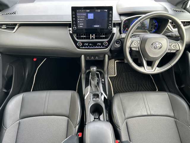 トヨタ カローラ クロス Z 神奈川県 2022(令4)年 1.1万km プラチナホワイトパールマイカ ワンオーナー/純正ナビ【USB/BT/MiraCast/フルセグTV】/全方位カメラ/トヨタセーフティセンス/・レーダークルーズコントロール/・ブラインドスポットモニター/・プリクラッシュセーフティ/・レーントレーシングアシスト/・リヤクロストラフィックアラート/・ロードサインアシスト/電動パーキングブレーキ/ブレーキホールド/電動リアゲート/LEDオートライト/オートマチックハイビーム/ルーフレール/前席シートヒーター/前後ドライブレコーダー/ETC2.0/純正ドアバイザー/純正1８インチアルミ/社外フロアマット/新車時保証書/取扱説明書/スペアキー×１