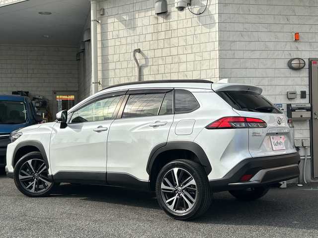 トヨタ カローラ クロス Z 神奈川県 2022(令4)年 1.1万km プラチナホワイトパールマイカ ワンオーナー/純正ナビ【USB/BT/MiraCast/フルセグTV】/全方位カメラ/トヨタセーフティセンス/・レーダークルーズコントロール/・ブラインドスポットモニター/・プリクラッシュセーフティ/・レーントレーシングアシスト/・リヤクロストラフィックアラート/・ロードサインアシスト/電動パーキングブレーキ/ブレーキホールド/電動リアゲート/LEDオートライト/オートマチックハイビーム/ルーフレール/前席シートヒーター/前後ドライブレコーダー/ETC2.0/純正ドアバイザー/純正1８インチアルミ/社外フロアマット/新車時保証書/取扱説明書/スペアキー×１