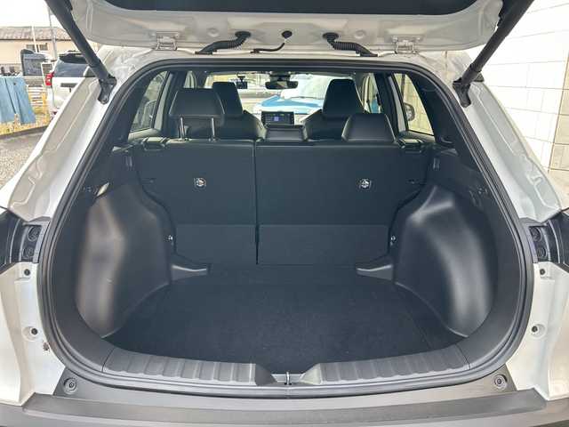 トヨタ カローラ クロス Z 神奈川県 2022(令4)年 1.1万km プラチナホワイトパールマイカ ワンオーナー/純正ナビ【USB/BT/MiraCast/フルセグTV】/全方位カメラ/トヨタセーフティセンス/・レーダークルーズコントロール/・ブラインドスポットモニター/・プリクラッシュセーフティ/・レーントレーシングアシスト/・リヤクロストラフィックアラート/・ロードサインアシスト/電動パーキングブレーキ/ブレーキホールド/電動リアゲート/LEDオートライト/オートマチックハイビーム/ルーフレール/前席シートヒーター/前後ドライブレコーダー/ETC2.0/純正ドアバイザー/純正1８インチアルミ/社外フロアマット/新車時保証書/取扱説明書/スペアキー×１