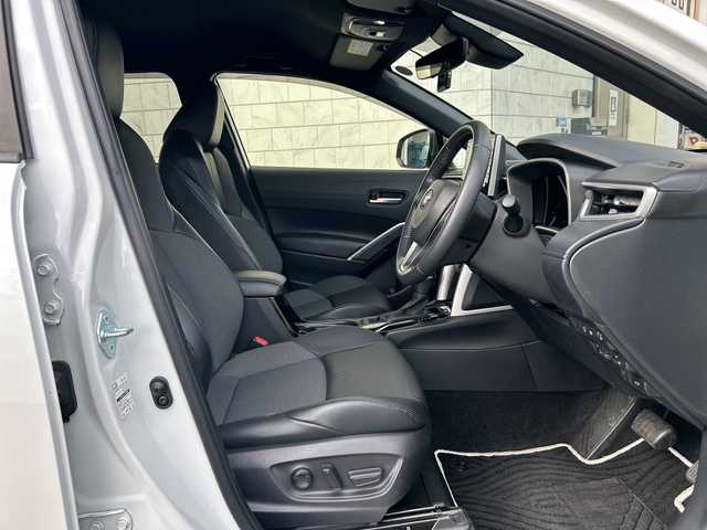 トヨタ カローラ クロス Z 神奈川県 2022(令4)年 1.1万km プラチナホワイトパールマイカ ワンオーナー/純正ナビ【USB/BT/MiraCast/フルセグTV】/全方位カメラ/トヨタセーフティセンス/・レーダークルーズコントロール/・ブラインドスポットモニター/・プリクラッシュセーフティ/・レーントレーシングアシスト/・リヤクロストラフィックアラート/・ロードサインアシスト/電動パーキングブレーキ/ブレーキホールド/電動リアゲート/LEDオートライト/オートマチックハイビーム/ルーフレール/前席シートヒーター/前後ドライブレコーダー/ETC2.0/純正ドアバイザー/純正1８インチアルミ/社外フロアマット/新車時保証書/取扱説明書/スペアキー×１