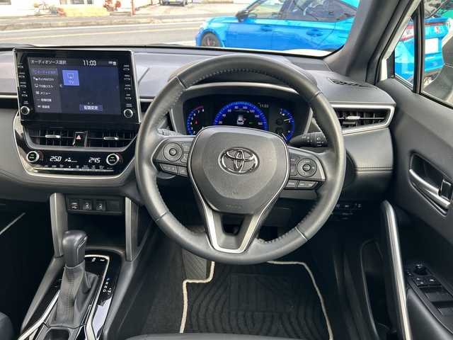 トヨタ カローラ クロス Z 神奈川県 2022(令4)年 1.1万km プラチナホワイトパールマイカ ワンオーナー/純正ナビ【USB/BT/MiraCast/フルセグTV】/全方位カメラ/トヨタセーフティセンス/・レーダークルーズコントロール/・ブラインドスポットモニター/・プリクラッシュセーフティ/・レーントレーシングアシスト/・リヤクロストラフィックアラート/・ロードサインアシスト/電動パーキングブレーキ/ブレーキホールド/電動リアゲート/LEDオートライト/オートマチックハイビーム/ルーフレール/前席シートヒーター/前後ドライブレコーダー/ETC2.0/純正ドアバイザー/純正1８インチアルミ/社外フロアマット/新車時保証書/取扱説明書/スペアキー×１