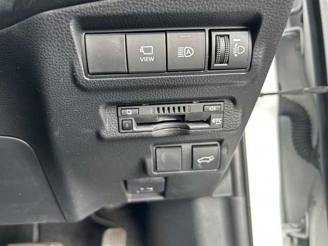 トヨタ カローラ クロス Z 神奈川県 2022(令4)年 1.1万km プラチナホワイトパールマイカ ワンオーナー/純正ナビ【USB/BT/MiraCast/フルセグTV】/全方位カメラ/トヨタセーフティセンス/・レーダークルーズコントロール/・ブラインドスポットモニター/・プリクラッシュセーフティ/・レーントレーシングアシスト/・リヤクロストラフィックアラート/・ロードサインアシスト/電動パーキングブレーキ/ブレーキホールド/電動リアゲート/LEDオートライト/オートマチックハイビーム/ルーフレール/前席シートヒーター/前後ドライブレコーダー/ETC2.0/純正ドアバイザー/純正1８インチアルミ/社外フロアマット/新車時保証書/取扱説明書/スペアキー×１