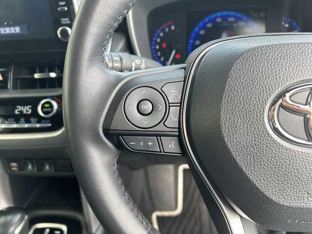 トヨタ カローラ クロス Z 神奈川県 2022(令4)年 1.1万km プラチナホワイトパールマイカ ワンオーナー/純正ナビ【USB/BT/MiraCast/フルセグTV】/全方位カメラ/トヨタセーフティセンス/・レーダークルーズコントロール/・ブラインドスポットモニター/・プリクラッシュセーフティ/・レーントレーシングアシスト/・リヤクロストラフィックアラート/・ロードサインアシスト/電動パーキングブレーキ/ブレーキホールド/電動リアゲート/LEDオートライト/オートマチックハイビーム/ルーフレール/前席シートヒーター/前後ドライブレコーダー/ETC2.0/純正ドアバイザー/純正1８インチアルミ/社外フロアマット/新車時保証書/取扱説明書/スペアキー×１