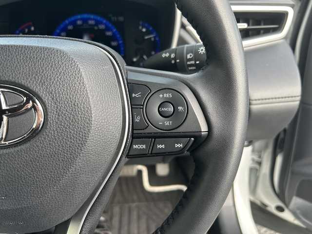 トヨタ カローラ クロス Z 神奈川県 2022(令4)年 1.1万km プラチナホワイトパールマイカ ワンオーナー/純正ナビ【USB/BT/MiraCast/フルセグTV】/全方位カメラ/トヨタセーフティセンス/・レーダークルーズコントロール/・ブラインドスポットモニター/・プリクラッシュセーフティ/・レーントレーシングアシスト/・リヤクロストラフィックアラート/・ロードサインアシスト/電動パーキングブレーキ/ブレーキホールド/電動リアゲート/LEDオートライト/オートマチックハイビーム/ルーフレール/前席シートヒーター/前後ドライブレコーダー/ETC2.0/純正ドアバイザー/純正1８インチアルミ/社外フロアマット/新車時保証書/取扱説明書/スペアキー×１