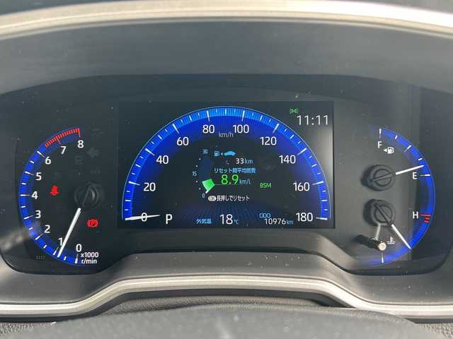 トヨタ カローラ クロス Z 神奈川県 2022(令4)年 1.1万km プラチナホワイトパールマイカ ワンオーナー/純正ナビ【USB/BT/MiraCast/フルセグTV】/全方位カメラ/トヨタセーフティセンス/・レーダークルーズコントロール/・ブラインドスポットモニター/・プリクラッシュセーフティ/・レーントレーシングアシスト/・リヤクロストラフィックアラート/・ロードサインアシスト/電動パーキングブレーキ/ブレーキホールド/電動リアゲート/LEDオートライト/オートマチックハイビーム/ルーフレール/前席シートヒーター/前後ドライブレコーダー/ETC2.0/純正ドアバイザー/純正1８インチアルミ/社外フロアマット/新車時保証書/取扱説明書/スペアキー×１