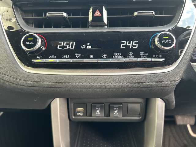 トヨタ カローラ クロス Z 神奈川県 2022(令4)年 1.1万km プラチナホワイトパールマイカ ワンオーナー/純正ナビ【USB/BT/MiraCast/フルセグTV】/全方位カメラ/トヨタセーフティセンス/・レーダークルーズコントロール/・ブラインドスポットモニター/・プリクラッシュセーフティ/・レーントレーシングアシスト/・リヤクロストラフィックアラート/・ロードサインアシスト/電動パーキングブレーキ/ブレーキホールド/電動リアゲート/LEDオートライト/オートマチックハイビーム/ルーフレール/前席シートヒーター/前後ドライブレコーダー/ETC2.0/純正ドアバイザー/純正1８インチアルミ/社外フロアマット/新車時保証書/取扱説明書/スペアキー×１