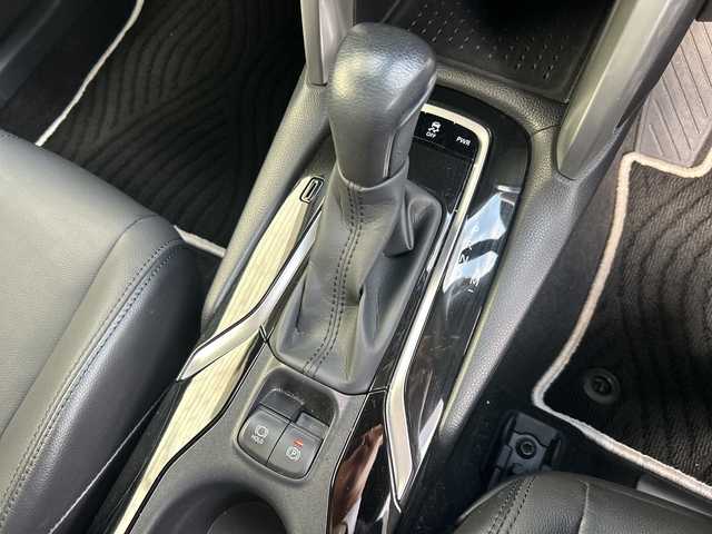 トヨタ カローラ クロス Z 神奈川県 2022(令4)年 1.1万km プラチナホワイトパールマイカ ワンオーナー/純正ナビ【USB/BT/MiraCast/フルセグTV】/全方位カメラ/トヨタセーフティセンス/・レーダークルーズコントロール/・ブラインドスポットモニター/・プリクラッシュセーフティ/・レーントレーシングアシスト/・リヤクロストラフィックアラート/・ロードサインアシスト/電動パーキングブレーキ/ブレーキホールド/電動リアゲート/LEDオートライト/オートマチックハイビーム/ルーフレール/前席シートヒーター/前後ドライブレコーダー/ETC2.0/純正ドアバイザー/純正1８インチアルミ/社外フロアマット/新車時保証書/取扱説明書/スペアキー×１