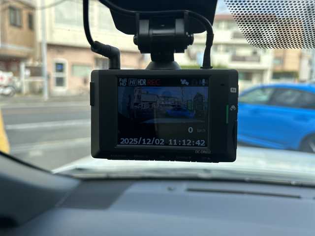 トヨタ カローラ クロス Z 神奈川県 2022(令4)年 1.1万km プラチナホワイトパールマイカ ワンオーナー/純正ナビ【USB/BT/MiraCast/フルセグTV】/全方位カメラ/トヨタセーフティセンス/・レーダークルーズコントロール/・ブラインドスポットモニター/・プリクラッシュセーフティ/・レーントレーシングアシスト/・リヤクロストラフィックアラート/・ロードサインアシスト/電動パーキングブレーキ/ブレーキホールド/電動リアゲート/LEDオートライト/オートマチックハイビーム/ルーフレール/前席シートヒーター/前後ドライブレコーダー/ETC2.0/純正ドアバイザー/純正1８インチアルミ/社外フロアマット/新車時保証書/取扱説明書/スペアキー×１