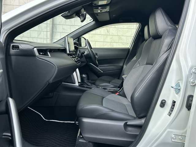 トヨタ カローラ クロス Z 神奈川県 2022(令4)年 1.1万km プラチナホワイトパールマイカ ワンオーナー/純正ナビ【USB/BT/MiraCast/フルセグTV】/全方位カメラ/トヨタセーフティセンス/・レーダークルーズコントロール/・ブラインドスポットモニター/・プリクラッシュセーフティ/・レーントレーシングアシスト/・リヤクロストラフィックアラート/・ロードサインアシスト/電動パーキングブレーキ/ブレーキホールド/電動リアゲート/LEDオートライト/オートマチックハイビーム/ルーフレール/前席シートヒーター/前後ドライブレコーダー/ETC2.0/純正ドアバイザー/純正1８インチアルミ/社外フロアマット/新車時保証書/取扱説明書/スペアキー×１