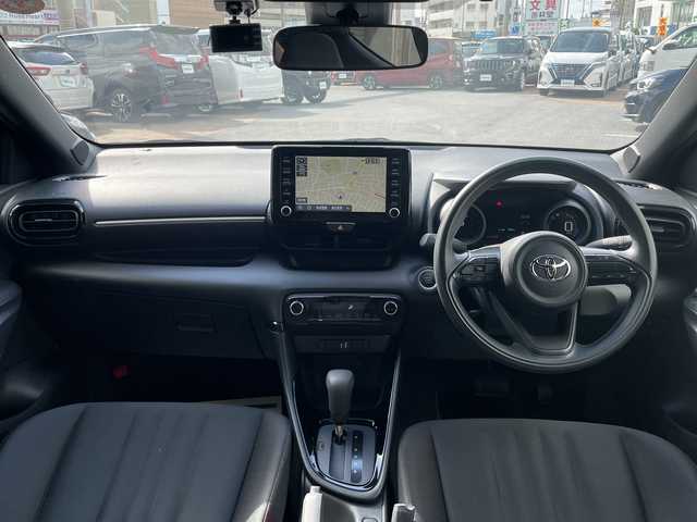 トヨタ ヤリス G 沖縄県 2022(令4)年 0.9万km ブラック メーカーオプションディスプレイナビ　/オーディオ（Ｂｌｕｅｔｏｏｔｈ、ＵＳＢ）/全方位カメラ　/トヨタセーフティセンス/プリクラッシュブレーキ/レーンアシスト/オートハイビーム/後方衝突被害軽減サポート/クルーズコントロール　/コーナーセンサー　/スマートキー　/プッシュスタート　/ビルトインＥＴＣ　/ドライブレコーダー/ウィンカーミラー/スペアキー/ドアバイザー