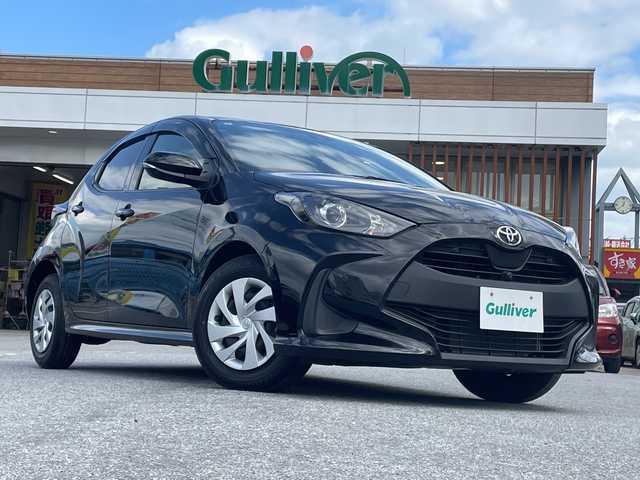 トヨタ ヤリス G 沖縄県 2022(令4)年 0.9万km ブラック メーカーオプションディスプレイナビ　/オーディオ（Ｂｌｕｅｔｏｏｔｈ、ＵＳＢ）/全方位カメラ　/トヨタセーフティセンス/プリクラッシュブレーキ/レーンアシスト/オートハイビーム/後方衝突被害軽減サポート/クルーズコントロール　/コーナーセンサー　/スマートキー　/プッシュスタート　/ビルトインＥＴＣ　/ドライブレコーダー/ウィンカーミラー/スペアキー/ドアバイザー