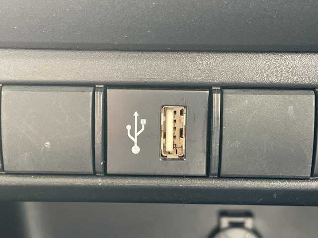 トヨタ ヤリス G 沖縄県 2022(令4)年 0.9万km ブラック メーカーオプションディスプレイナビ　/オーディオ（Ｂｌｕｅｔｏｏｔｈ、ＵＳＢ）/全方位カメラ　/トヨタセーフティセンス/プリクラッシュブレーキ/レーンアシスト/オートハイビーム/後方衝突被害軽減サポート/クルーズコントロール　/コーナーセンサー　/スマートキー　/プッシュスタート　/ビルトインＥＴＣ　/ドライブレコーダー/ウィンカーミラー/スペアキー/ドアバイザー