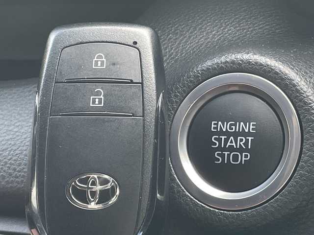 トヨタ ヤリス G 沖縄県 2022(令4)年 0.9万km ブラック メーカーオプションディスプレイナビ　/オーディオ（Ｂｌｕｅｔｏｏｔｈ、ＵＳＢ）/全方位カメラ　/トヨタセーフティセンス/プリクラッシュブレーキ/レーンアシスト/オートハイビーム/後方衝突被害軽減サポート/クルーズコントロール　/コーナーセンサー　/スマートキー　/プッシュスタート　/ビルトインＥＴＣ　/ドライブレコーダー/ウィンカーミラー/スペアキー/ドアバイザー