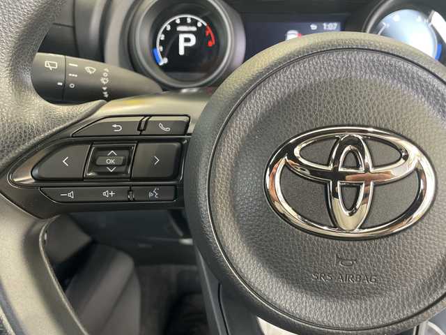 トヨタ ヤリス G 沖縄県 2022(令4)年 0.9万km ブラック メーカーオプションディスプレイナビ　/オーディオ（Ｂｌｕｅｔｏｏｔｈ、ＵＳＢ）/全方位カメラ　/トヨタセーフティセンス/プリクラッシュブレーキ/レーンアシスト/オートハイビーム/後方衝突被害軽減サポート/クルーズコントロール　/コーナーセンサー　/スマートキー　/プッシュスタート　/ビルトインＥＴＣ　/ドライブレコーダー/ウィンカーミラー/スペアキー/ドアバイザー