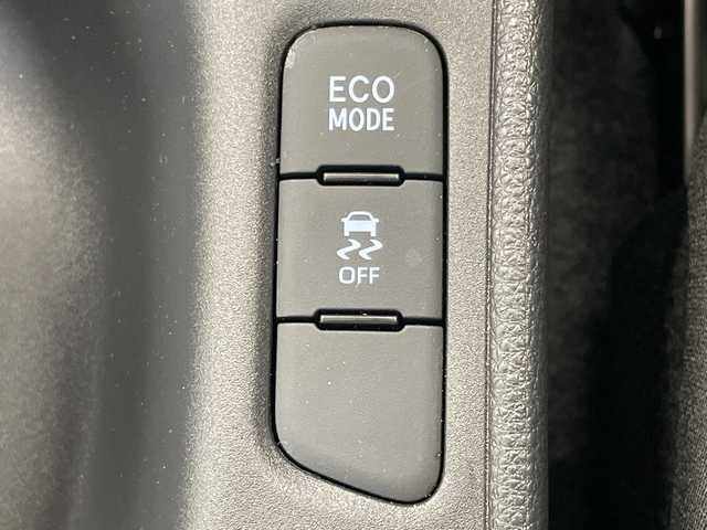 トヨタ ヤリス G 沖縄県 2022(令4)年 0.9万km ブラック メーカーオプションディスプレイナビ　/オーディオ（Ｂｌｕｅｔｏｏｔｈ、ＵＳＢ）/全方位カメラ　/トヨタセーフティセンス/プリクラッシュブレーキ/レーンアシスト/オートハイビーム/後方衝突被害軽減サポート/クルーズコントロール　/コーナーセンサー　/スマートキー　/プッシュスタート　/ビルトインＥＴＣ　/ドライブレコーダー/ウィンカーミラー/スペアキー/ドアバイザー