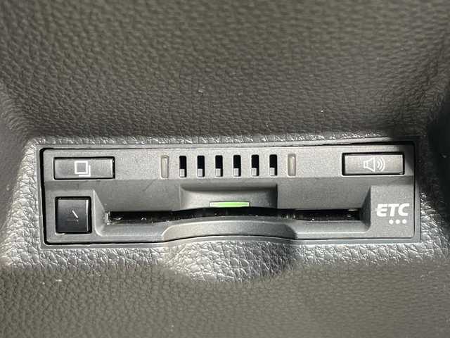 トヨタ ヤリス G 沖縄県 2022(令4)年 0.9万km ブラック メーカーオプションディスプレイナビ　/オーディオ（Ｂｌｕｅｔｏｏｔｈ、ＵＳＢ）/全方位カメラ　/トヨタセーフティセンス/プリクラッシュブレーキ/レーンアシスト/オートハイビーム/後方衝突被害軽減サポート/クルーズコントロール　/コーナーセンサー　/スマートキー　/プッシュスタート　/ビルトインＥＴＣ　/ドライブレコーダー/ウィンカーミラー/スペアキー/ドアバイザー