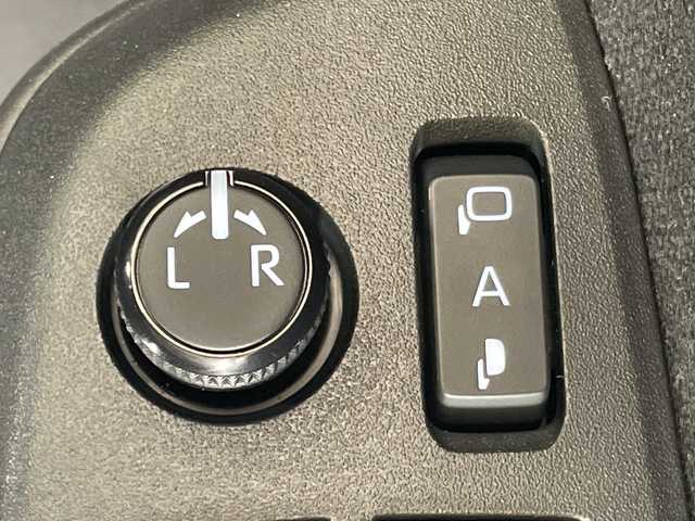 トヨタ ヤリス G 沖縄県 2022(令4)年 0.9万km ブラック メーカーオプションディスプレイナビ　/オーディオ（Ｂｌｕｅｔｏｏｔｈ、ＵＳＢ）/全方位カメラ　/トヨタセーフティセンス/プリクラッシュブレーキ/レーンアシスト/オートハイビーム/後方衝突被害軽減サポート/クルーズコントロール　/コーナーセンサー　/スマートキー　/プッシュスタート　/ビルトインＥＴＣ　/ドライブレコーダー/ウィンカーミラー/スペアキー/ドアバイザー