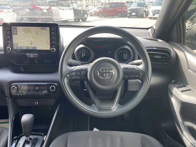 トヨタ ヤリス G 沖縄県 2022(令4)年 0.9万km ブラック メーカーオプションディスプレイナビ　/オーディオ（Ｂｌｕｅｔｏｏｔｈ、ＵＳＢ）/全方位カメラ　/トヨタセーフティセンス/プリクラッシュブレーキ/レーンアシスト/オートハイビーム/後方衝突被害軽減サポート/クルーズコントロール　/コーナーセンサー　/スマートキー　/プッシュスタート　/ビルトインＥＴＣ　/ドライブレコーダー/ウィンカーミラー/スペアキー/ドアバイザー