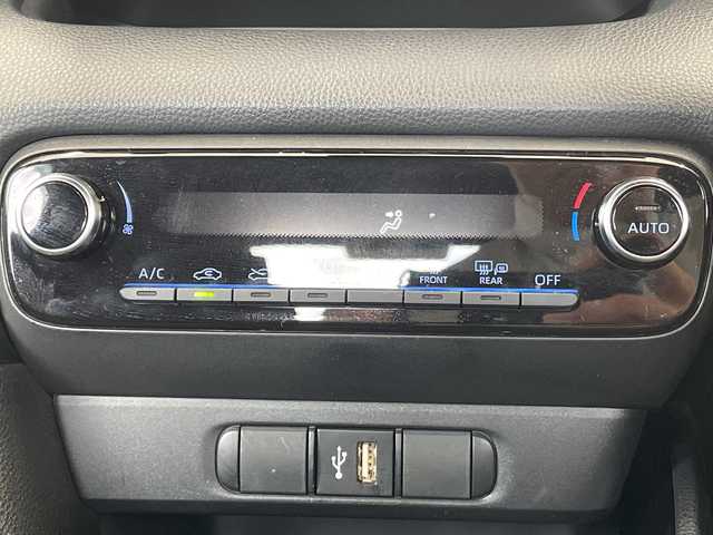 トヨタ ヤリス G 沖縄県 2022(令4)年 0.9万km ブラック メーカーオプションディスプレイナビ　/オーディオ（Ｂｌｕｅｔｏｏｔｈ、ＵＳＢ）/全方位カメラ　/トヨタセーフティセンス/プリクラッシュブレーキ/レーンアシスト/オートハイビーム/後方衝突被害軽減サポート/クルーズコントロール　/コーナーセンサー　/スマートキー　/プッシュスタート　/ビルトインＥＴＣ　/ドライブレコーダー/ウィンカーミラー/スペアキー/ドアバイザー