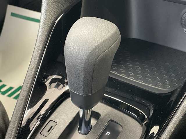 トヨタ ヤリス G 沖縄県 2022(令4)年 0.9万km ブラック メーカーオプションディスプレイナビ　/オーディオ（Ｂｌｕｅｔｏｏｔｈ、ＵＳＢ）/全方位カメラ　/トヨタセーフティセンス/プリクラッシュブレーキ/レーンアシスト/オートハイビーム/後方衝突被害軽減サポート/クルーズコントロール　/コーナーセンサー　/スマートキー　/プッシュスタート　/ビルトインＥＴＣ　/ドライブレコーダー/ウィンカーミラー/スペアキー/ドアバイザー