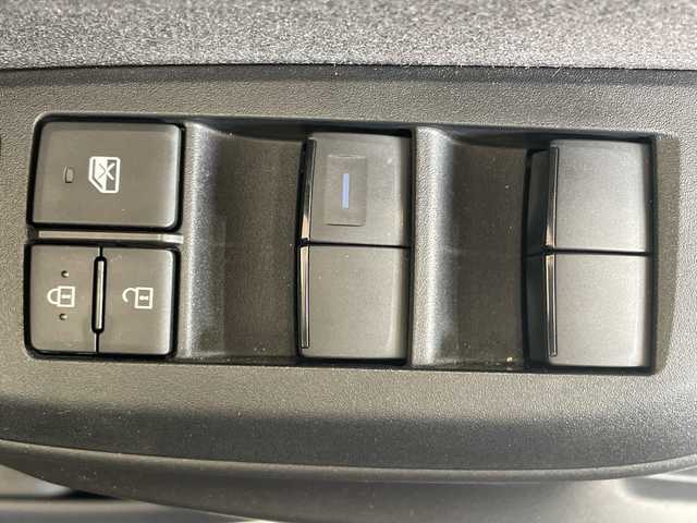 トヨタ ヤリス G 沖縄県 2022(令4)年 0.9万km ブラック メーカーオプションディスプレイナビ　/オーディオ（Ｂｌｕｅｔｏｏｔｈ、ＵＳＢ）/全方位カメラ　/トヨタセーフティセンス/プリクラッシュブレーキ/レーンアシスト/オートハイビーム/後方衝突被害軽減サポート/クルーズコントロール　/コーナーセンサー　/スマートキー　/プッシュスタート　/ビルトインＥＴＣ　/ドライブレコーダー/ウィンカーミラー/スペアキー/ドアバイザー