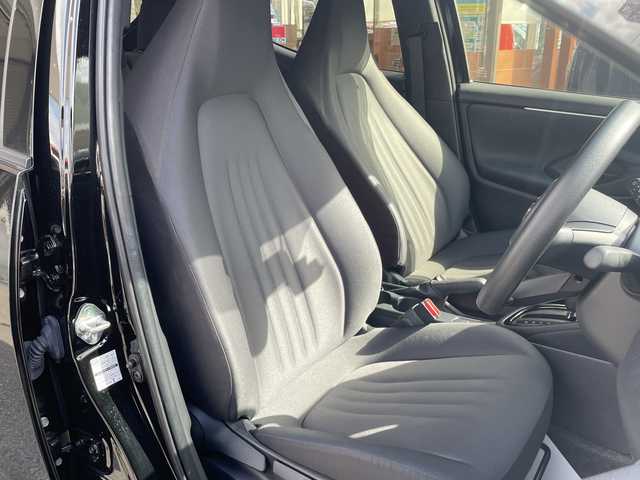 トヨタ ヤリス G 沖縄県 2022(令4)年 0.9万km ブラック メーカーオプションディスプレイナビ　/オーディオ（Ｂｌｕｅｔｏｏｔｈ、ＵＳＢ）/全方位カメラ　/トヨタセーフティセンス/プリクラッシュブレーキ/レーンアシスト/オートハイビーム/後方衝突被害軽減サポート/クルーズコントロール　/コーナーセンサー　/スマートキー　/プッシュスタート　/ビルトインＥＴＣ　/ドライブレコーダー/ウィンカーミラー/スペアキー/ドアバイザー