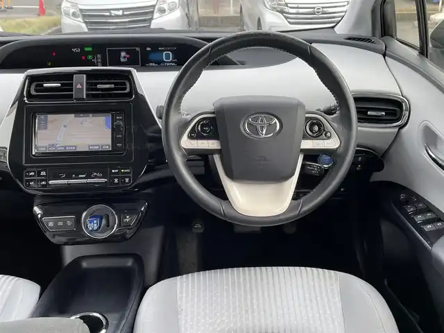 トヨタ プリウス S 愛知県 2016(平28)年 13.5万km ホワイトパールクリスタルシャイン (株)IDOMが運営する【じしゃロン名古屋鳴海店】の自社ローン専用車両になりますこちらは現金またはオートローンご利用時の価格です。自社ローンご希望の方は別途その旨お申付け下さい/スマートキー/純正ナビ・フルセグTV/　（CD/DVD/BT）/バックモニター/セーフティーセンス/クルーズコントロール/ビルトインETC/LEDヘッド