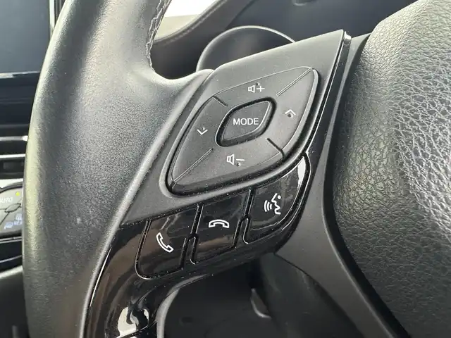 トヨタ Ｃ－ＨＲ G 愛知県 2017(平29)年 7.8万km ホワイトパールクリスタルシャイン TRDフルエアロ/TRDマッドフラップ/純正７インチSDナビ/（DVD/CD/BT/SD/フルセグTV）/バックカメラ/合皮シート/前席シートヒーター/ETC/トヨタセーフティセンス/・衝突被害軽減システム/・ブラインドスポットモニター/・リアクロストラフィックアラート/・レーダークルーズコントロール/EVモード/純正18インチAW/ドアバイザー