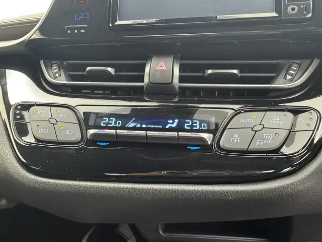 トヨタ Ｃ－ＨＲ G 愛知県 2017(平29)年 7.8万km ホワイトパールクリスタルシャイン TRDフルエアロ/TRDマッドフラップ/純正７インチSDナビ/（DVD/CD/BT/SD/フルセグTV）/バックカメラ/合皮シート/前席シートヒーター/ETC/トヨタセーフティセンス/・衝突被害軽減システム/・ブラインドスポットモニター/・リアクロストラフィックアラート/・レーダークルーズコントロール/EVモード/純正18インチAW/ドアバイザー