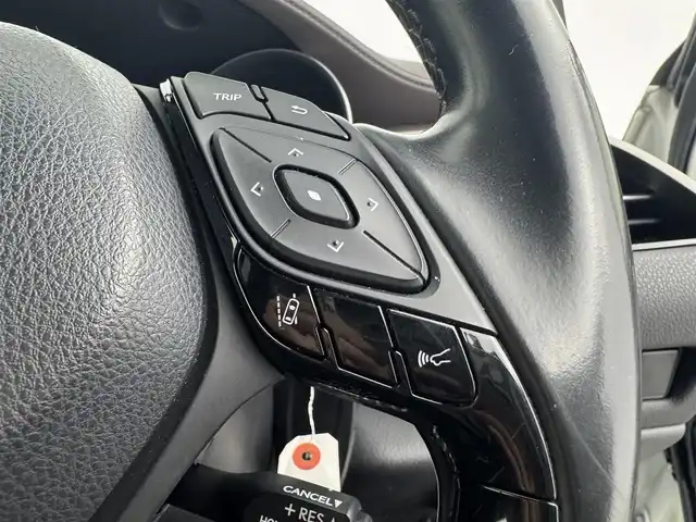 トヨタ Ｃ－ＨＲ G 愛知県 2017(平29)年 7.8万km ホワイトパールクリスタルシャイン TRDフルエアロ/TRDマッドフラップ/純正７インチSDナビ/（DVD/CD/BT/SD/フルセグTV）/バックカメラ/合皮シート/前席シートヒーター/ETC/トヨタセーフティセンス/・衝突被害軽減システム/・ブラインドスポットモニター/・リアクロストラフィックアラート/・レーダークルーズコントロール/EVモード/純正18インチAW/ドアバイザー