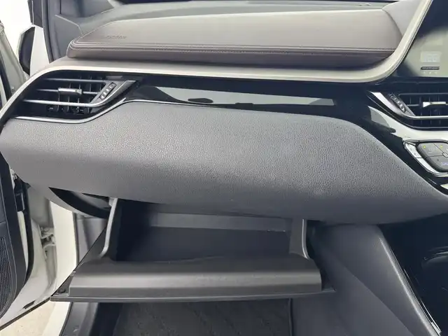 トヨタ Ｃ－ＨＲ G 愛知県 2017(平29)年 7.8万km ホワイトパールクリスタルシャイン TRDフルエアロ/TRDマッドフラップ/純正７インチSDナビ/（DVD/CD/BT/SD/フルセグTV）/バックカメラ/合皮シート/前席シートヒーター/ETC/トヨタセーフティセンス/・衝突被害軽減システム/・ブラインドスポットモニター/・リアクロストラフィックアラート/・レーダークルーズコントロール/EVモード/純正18インチAW/ドアバイザー