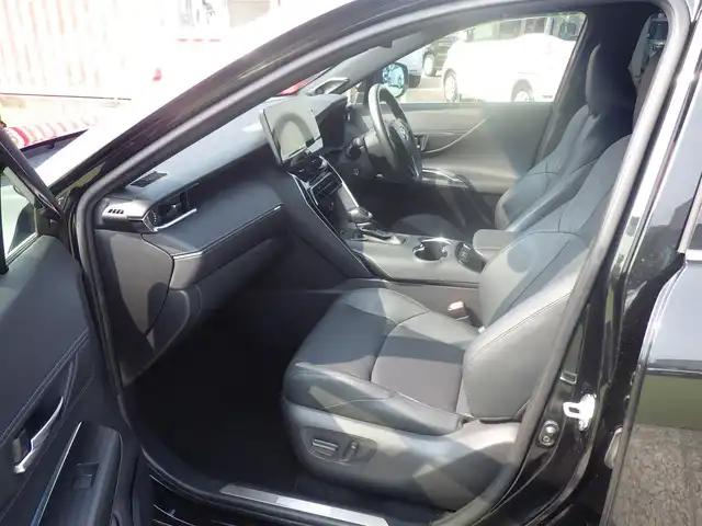 トヨタ ハリアー Z レザーパッケージ 千葉県 2020(令2)年 5.3万km プレシャスブラックパール Toyota Safety Sense/・プリクラッシュセーフティ/・レーンディパーチャーアラート/・オートハイビーム/・レーダークルーズコントロール/・ブラインドスポットモニター/ヘッドアップディスプレイ/パワーバックドア/レザーシート/前席パワーシート/エアシート/シートヒーター/デジタルインナーミラー/置くだけ充電/JBLスピーカー/12.3インチ純正コネクティッドナビ/地デジTV/【Bluetooth接続】/バックカメラ/革巻きステアリング/ステアリングヒーター/ステアリングスイッチ/ETC（2.0）/LEDヘッドライト/LEDフォグライト/ウインカーミラー/クリアランスソナー/純正19インチアルミホイル/サイド/カーテンエアバッグ/スマートキー