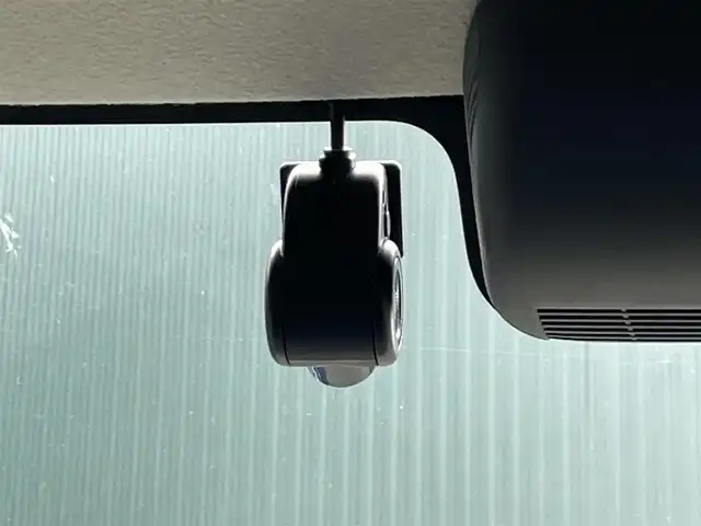 スズキ スペーシア ギア HYBRID XZ 滋賀県 2022(令4)年 4.9万km シフォンアイボリーM 社外7インチナビ/(Bluetooth/CD/DVD/フルセグTV/iPod/SD/USB)/バックカメラ/追従クルーズコントロール/レーンキープアシスト/衝突軽減ブレーキ/両側パワースライドドア/LEDヘッドライト/オートライト/オートマチックハイビーム/D/Nシートヒーター/前後純正ドライブレコーダー/ビルトインETC/ヘッドアップディスプレイ/純正フロアマット/後席サンシェード/プッシュスタート/スマートキー/ステアリングリモコン