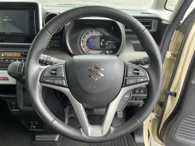 スズキ スペーシア ギア HYBRID XZ 滋賀県 2022(令4)年 4.9万km シフォンアイボリーM 社外7インチナビ/(Bluetooth/CD/DVD/フルセグTV/iPod/SD/USB)/バックカメラ/追従クルーズコントロール/レーンキープアシスト/衝突軽減ブレーキ/両側パワースライドドア/LEDヘッドライト/オートライト/オートマチックハイビーム/D/Nシートヒーター/前後純正ドライブレコーダー/ビルトインETC/ヘッドアップディスプレイ/純正フロアマット/後席サンシェード/プッシュスタート/スマートキー/ステアリングリモコン