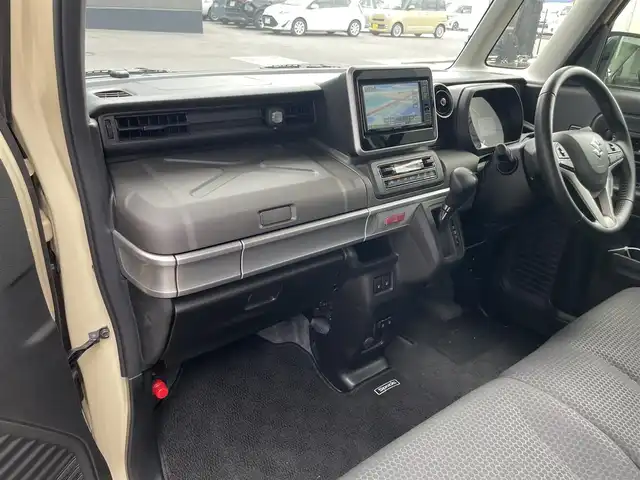 スズキ スペーシア ギア HYBRID XZ 滋賀県 2022(令4)年 4.9万km シフォンアイボリーM 社外7インチナビ/(Bluetooth/CD/DVD/フルセグTV/iPod/SD/USB)/バックカメラ/追従クルーズコントロール/レーンキープアシスト/衝突軽減ブレーキ/両側パワースライドドア/LEDヘッドライト/オートライト/オートマチックハイビーム/D/Nシートヒーター/前後純正ドライブレコーダー/ビルトインETC/ヘッドアップディスプレイ/純正フロアマット/後席サンシェード/プッシュスタート/スマートキー/ステアリングリモコン