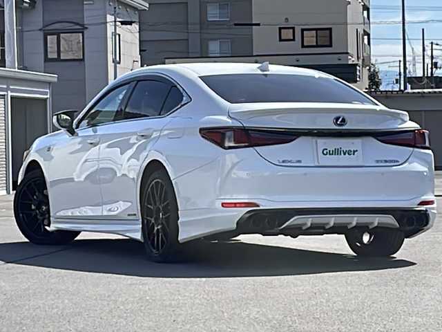 レクサス ＥＳ 300h Fスポーツ 道北・旭川 2019(令1)年 3.7万km ホワイトノーヴァガラスフレーク /禁煙車//寒冷地仕様//サンルーフ//3眼LEDヘッドライト//シーケンシャルランプ//Fスポーツ専用レザーシート//TRDエアロ//TRD4本出スポーツマフラー//TRD鍛造19インチアルミホイール//純正メモリナビ//CD/DVD/BD/SD/MSV/BT/AUX/USB/フルセグ//バックカメラ//セーフティシステムプラス//PCS/LTA/ACC/PKSA/PKSB/BSM/RSA//ヘッドアップディスプレイ//クリアランスソナー //パドルシフト//オートマチックハイビーム//オートライト//フォグライト //ヘッドライトウォッシャー//運転席メモリシート//パワーシート //シートヒーター //エアシート //ステアリングヒーター//パワートランクリッド//リアサンシェード//GPSレーダー//前後ドライブレコーダー//ビルトインETC2.0//オートリトラミラー //オートワイパー//ミラーヒーター //フロントデアイサー//純正AW冬タイヤセット積み込み//純正フロアマット//純正ラゲッジマット