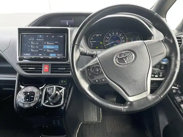 トヨタ ノア ハイブリッド Si ダブルバイビー 福岡県 2018(平30)年 8.9万km ホワイトパールクリスタルシャイン 純正9インチナビ/（AM/FM/SD/SDREC/BT/CD/DVD/フルセグ）/純正12.1インチフリップダウンモニター/クルーズコントロール/前後コーナーセンサー/レーンキープアシスト/プリクラッシュセーフティ/オートハイビーム/ETC/バックカメラ/前後ドライブレコーダー/両側パワースライドドア/純正16インチアルミホイール/純正フロアマット/純正ドアバイザー/ハーフレザーシート/D+N席シートヒーター/オートライト/LEDヘッドライト/フォグランプ/WAC/後席サンシェード/プッシュスタート/スマートキー/スペアキー/スタッドレスタイヤ4本付き/取扱説明書・保証書