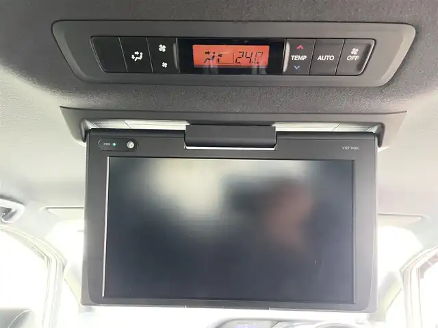 トヨタ ノア ハイブリッド Si ダブルバイビー 福岡県 2018(平30)年 8.9万km ホワイトパールクリスタルシャイン 純正9インチナビ/（AM/FM/SD/SDREC/BT/CD/DVD/フルセグ）/純正12.1インチフリップダウンモニター/クルーズコントロール/前後コーナーセンサー/レーンキープアシスト/プリクラッシュセーフティ/オートハイビーム/ETC/バックカメラ/前後ドライブレコーダー/両側パワースライドドア/純正16インチアルミホイール/純正フロアマット/純正ドアバイザー/ハーフレザーシート/D+N席シートヒーター/オートライト/LEDヘッドライト/フォグランプ/WAC/後席サンシェード/プッシュスタート/スマートキー/スペアキー/スタッドレスタイヤ4本付き/取扱説明書・保証書