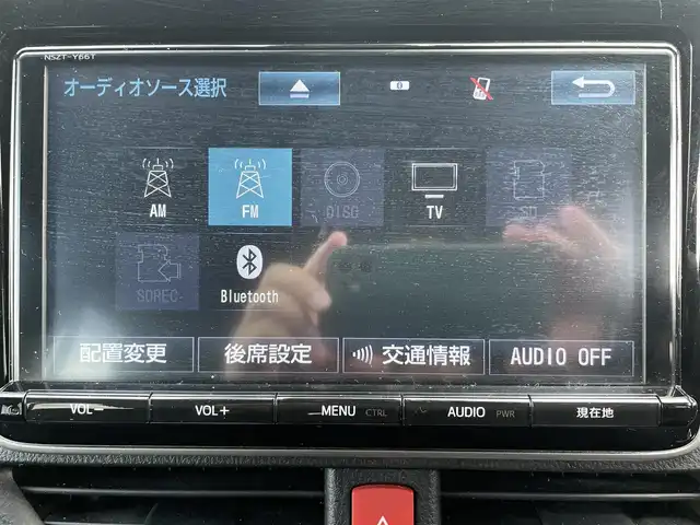 トヨタ ノア ハイブリッド Si ダブルバイビー 福岡県 2018(平30)年 8.9万km ホワイトパールクリスタルシャイン 純正9インチナビ/（AM/FM/SD/SDREC/BT/CD/DVD/フルセグ）/純正12.1インチフリップダウンモニター/クルーズコントロール/前後コーナーセンサー/レーンキープアシスト/プリクラッシュセーフティ/オートハイビーム/ETC/バックカメラ/前後ドライブレコーダー/両側パワースライドドア/純正16インチアルミホイール/純正フロアマット/純正ドアバイザー/ハーフレザーシート/D+N席シートヒーター/オートライト/LEDヘッドライト/フォグランプ/WAC/後席サンシェード/プッシュスタート/スマートキー/スペアキー/スタッドレスタイヤ4本付き/取扱説明書・保証書