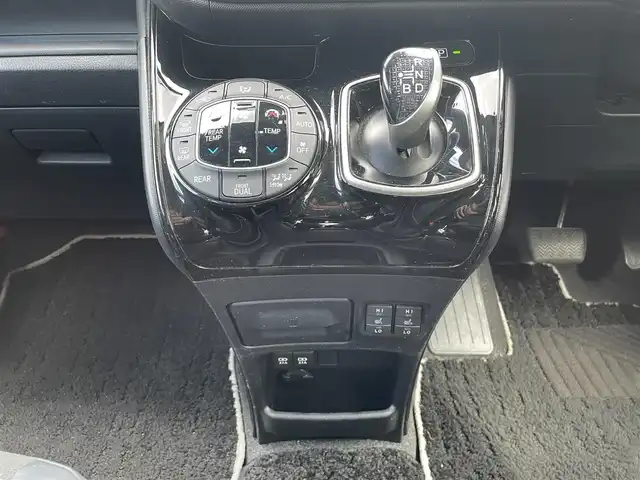 トヨタ ノア ハイブリッド Si ダブルバイビー 福岡県 2018(平30)年 8.9万km ホワイトパールクリスタルシャイン 純正9インチナビ/（AM/FM/SD/SDREC/BT/CD/DVD/フルセグ）/純正12.1インチフリップダウンモニター/クルーズコントロール/前後コーナーセンサー/レーンキープアシスト/プリクラッシュセーフティ/オートハイビーム/ETC/バックカメラ/前後ドライブレコーダー/両側パワースライドドア/純正16インチアルミホイール/純正フロアマット/純正ドアバイザー/ハーフレザーシート/D+N席シートヒーター/オートライト/LEDヘッドライト/フォグランプ/WAC/後席サンシェード/プッシュスタート/スマートキー/スペアキー/スタッドレスタイヤ4本付き/取扱説明書・保証書