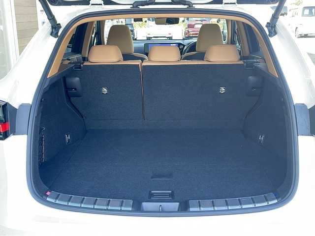 レクサス ＮＸ 350h バージョンL 岐阜県 2023(令5)年 2.3万km ソニッククォーツ 禁煙車/レクサスセーフティシステム/純正ディスプレイオーディオナビ/AppleCarPlay/フルセグTV/クルーズコントロール/クリアランスソナー/レーンキープアシスト/パーキングサポート/ブラインドスポットモニター/アラウンドビューモニター/前後コーナーセンサー/ロードサインアシスト/ヘッドアップディスプレイ/セキュリティセンサー/パノラマサンルーフ/前後ドライブレコーダー/ビルトインETC2.0/シートヒーター/ベンチレーション/パワーシート/レザーシート/パワーバックドア/シートメモリー/ワイヤレス充電器/100V充電/ステアリングヒーター/ルーフレール/パドルシフト/LEDヘッドライト/オートライト/オートハイビーム/スマートキー